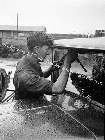 MECHANIC FIXING WINDSCREEN - WIPER